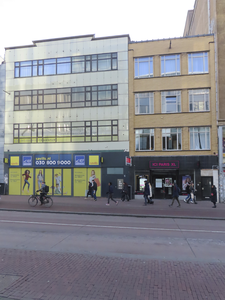 902251 Gezicht op de voorgevels van de leegstaande panden Lange Viestraat 6-8 (voorheen Ici Paris) te Utrecht.